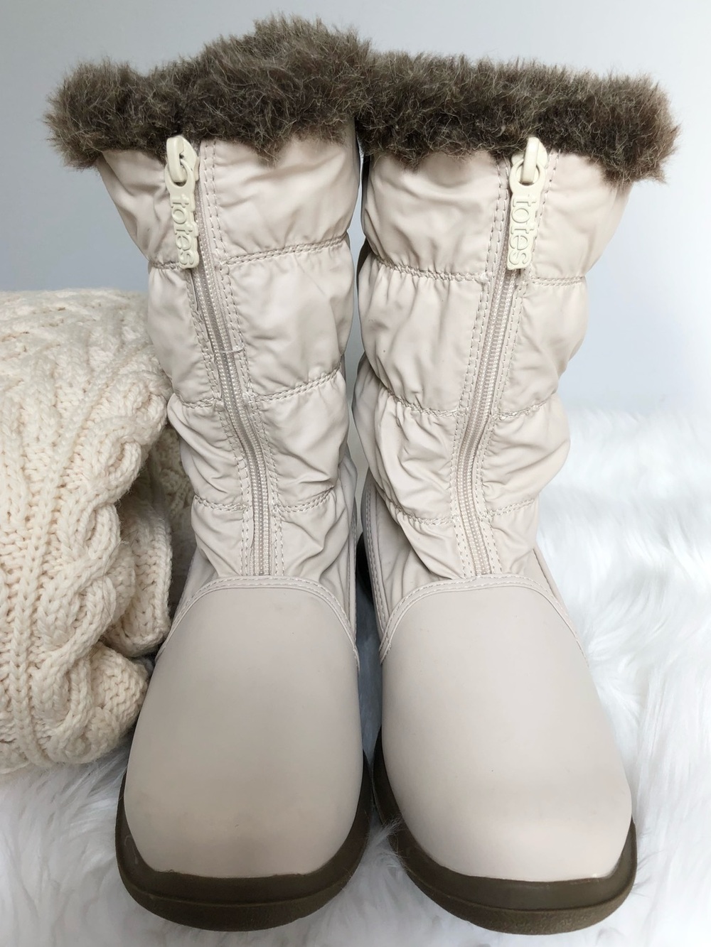 Totes Cream Quilted Faux Fur Lined Winter Boots Size 6 1/2